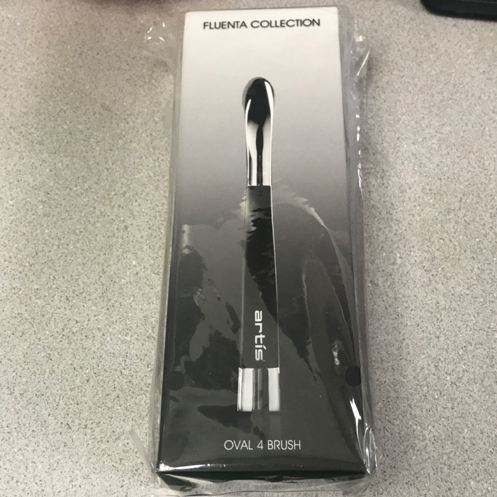 New Artis Fluenta Collection Oval 4 brush